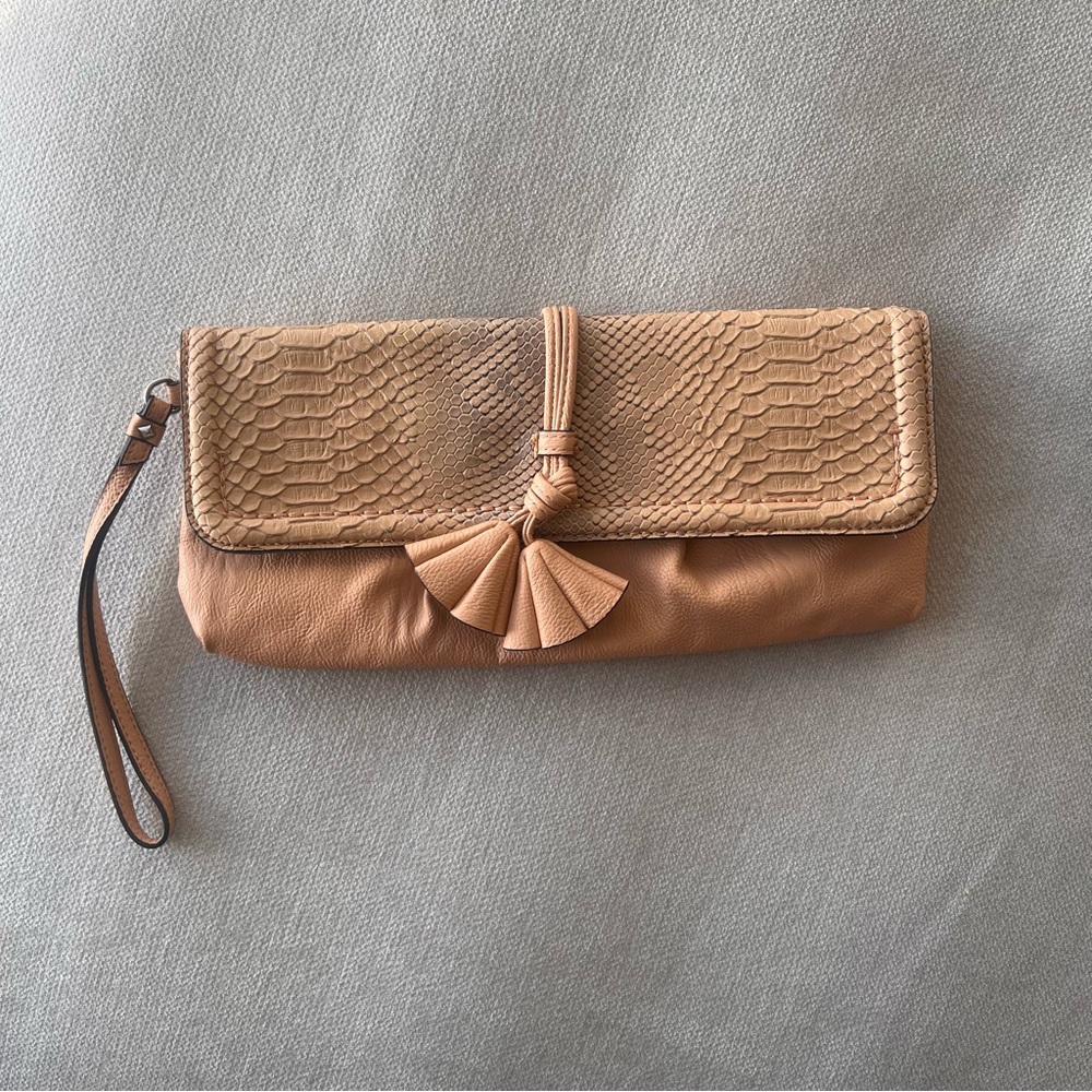 Simply Vera Wang Tan Faux Leather Snakeskin Clutch Card Slots Magnet Close Chic
